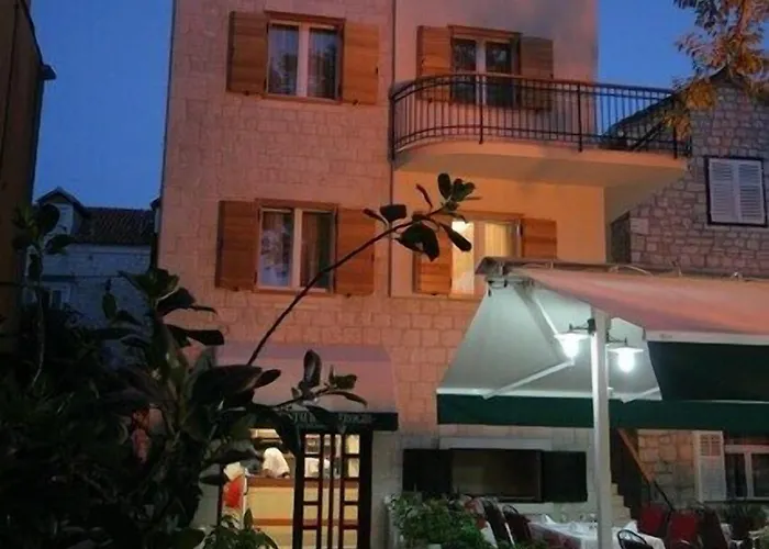 Trogirski Dvori Трогир