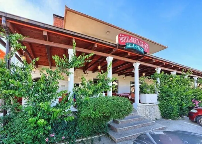 Отель Trogirski Dvori 3*