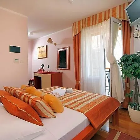 Trogirski Dvori 3*